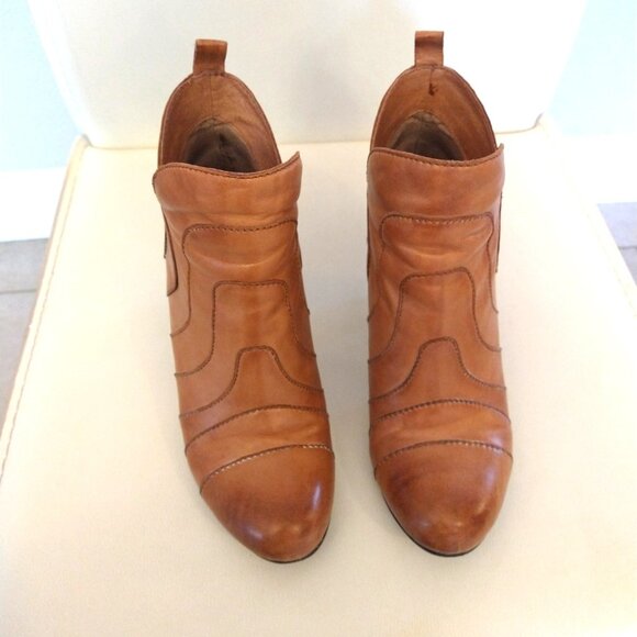 Chocolat Blu "Dahl" - Genuine Leather Ankle Booties, 8.5 - Picture 4 of 8